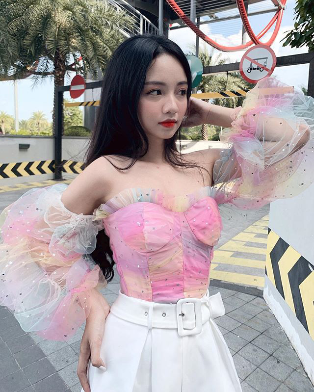 Những cô nàng nào yêu thích sự ngọt nào, làm sao có thể bỏ qua em áo trễ vai này được chứ. Chi tiết đính kim tuyến trên thân áo đảm bảo sẽ biến bạn thành tâm điểm dưới ánh đèn và giúp bạn trở nên gợi cảm hơn bao giờ hết. Empty
