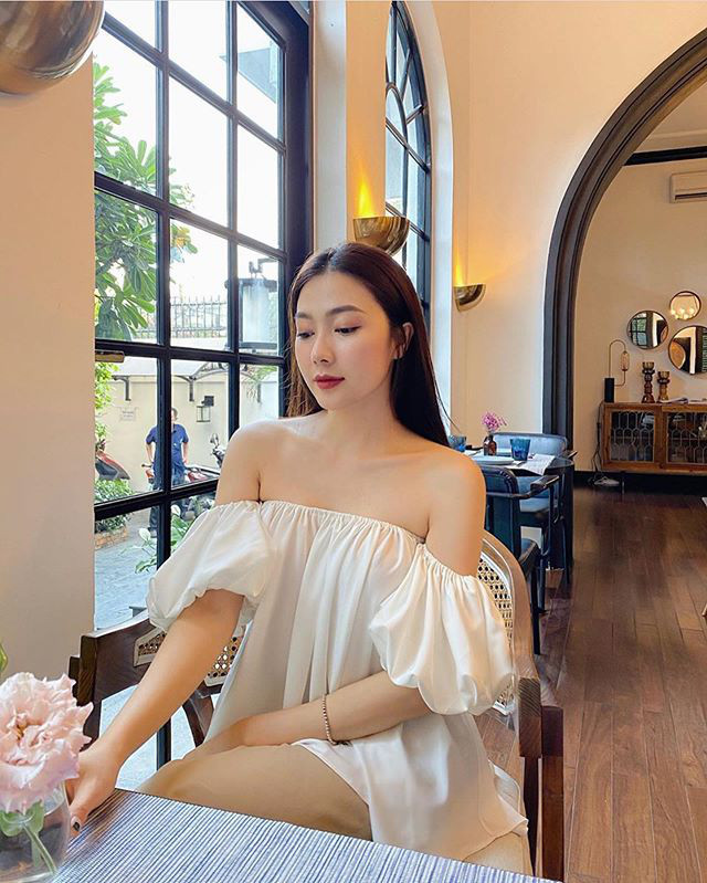 Hội những cô nàng không có vòng hai thon gọn cũng bon chen được với chiếc áo này nhé. Vừa khoe được bờ vai nõn nà, vừa che tốt được vòng hai luôn đấy. Bạn có thể đeo bông tai, sơn móng tay nữa là hoàn hảo. Empty