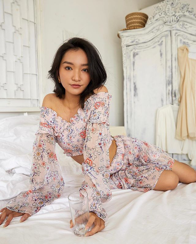 Mùa nào thì đồ họa tiết hoa luôn được lòng phái nữ. Nếu thấy khó phối đồ với họa tiết hoa quá thì mình cứ diện như cô nàng này, đảm bảo là xinh đẹp ngất ngây. Empty