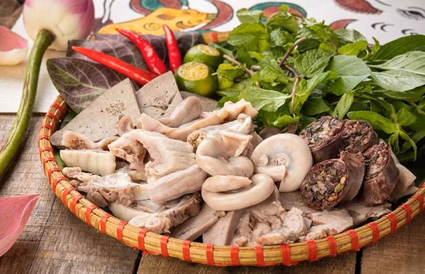 Dùng rượu trắng giúp khử mùi hôi của lòng heo