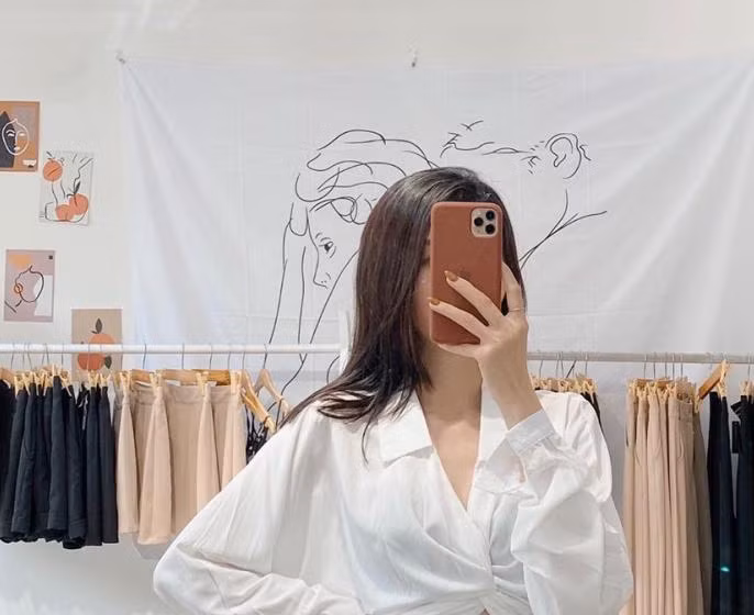 Sơ mi crop top còn cực xinh xắn và dễ mặc, giúp tôn eo thon, dáng chuẩn. Nhưng các cô nàng tự tin vào vòng eo của mình và môi trường làm việc của bạn khá thoải mái trong trong khoản ăn vận mới nên diện nhé.