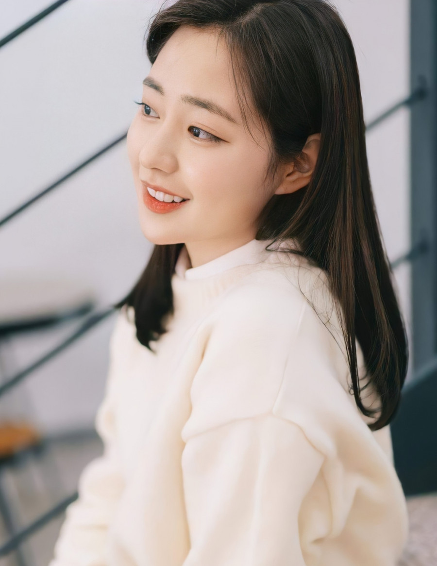 Nhan sắc đời thường của nàng tân hoa hậu trẻ tuổi càng khiến người ta thêm yêu nhan sắc tinh khiết như bông hoa tuyết xinh đẹp của cô. Nhan sắc đời thường của nàng tân hoa hậu trẻ tuổi càng khiến người ta thêm yêu nhan sắc tinh khiết như bông hoa tuyết xinh đẹp của cô