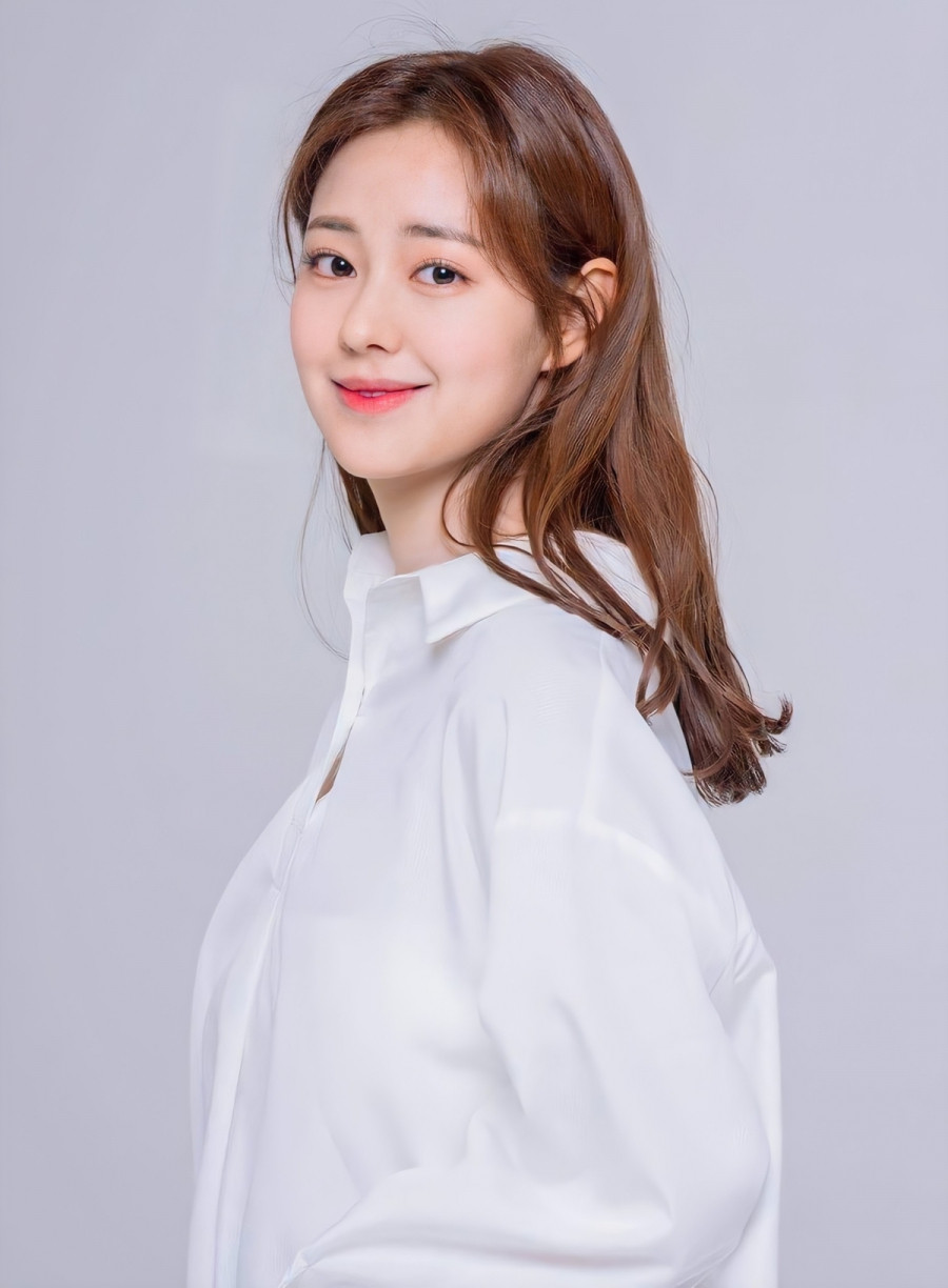 Hoa hậu truyền thống Hàn Quốc - Shin Seulgi lại bất ngờ nhận được sự ủng hộ và quan tâm to lớn của giới truyền thông nhờ sở hữu vẻ đẹp trong trẻo, gương mặt tươi sáng, ngũ quan hài hòa, vừa rạng rỡ vừa dịu dàng đúng chuẩn truyền thống. Hoa hậu truyền thống Hàn Quốc - Shin Seulgi lại bất ngờ nhận được sự ủng hộ và quan tâm to lớn của giới truyền thông nhờ sở hữu vẻ đẹp trong trẻo, gương mặt tươi sáng, ngũ quan hài hòa, vừa rạng rỡ vừa dịu dàng đúng chuẩn truyền thống.