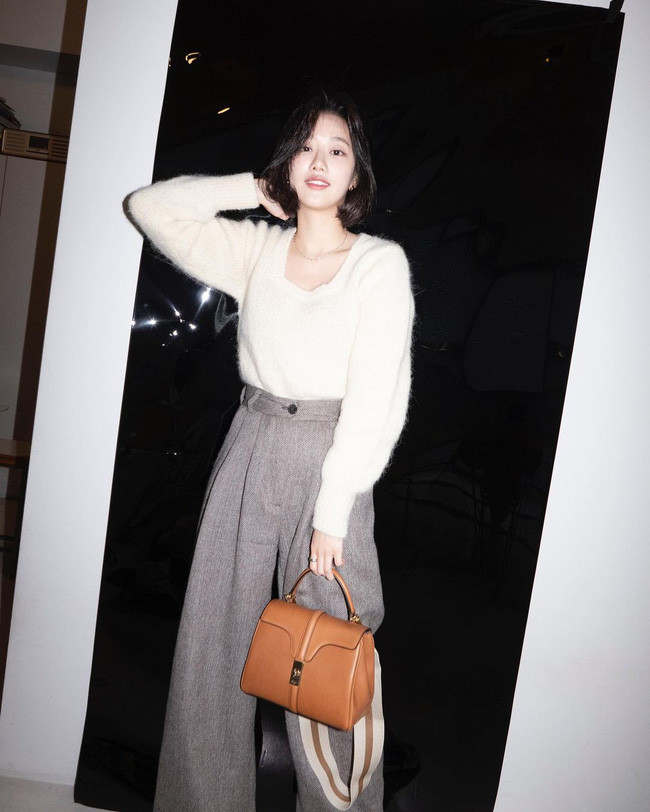 Outfit của Naeun cực kỳ tối giản nhưng lại ghi điểm thanh lịch tối đa. Cô khéo chọn màu trắng – ghi xám làm tông màu chủ đạo, chọn quần ống suông thay vì quần jeans để mix với chiếc áo len trắng. Empty
