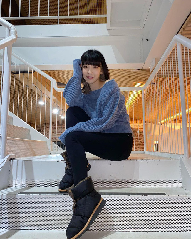 Hãy học Taeyeon mix cùng áo len màu mè, trễ vai với quần legging cho thêm phần ấn tượng. Kiểu giày dép hợp nhất với set đồ này chính là boots hoặc giày sneaker. Empty