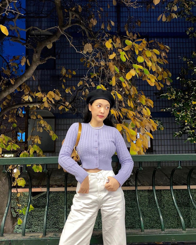 Bộ đôi áo len tím lilac + quần jeans trắng của Yeri rất ngọt ngào và tươi sáng nhưng bên cạnh đó. Đặc biệt kiểu dáng crop top của áo len sẽ đem đến vẻ sexy và tôn dáng vô cùng. Empty