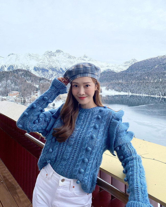 Chọn áo len có chi tiết điệu đà như của Jessica sẽ giúp bạn có được những set đồ ấn tượng. Và với item nổi bật như thế, bạn chỉ cần mix với quần jeans trắng đơn giản là đẹp vô cùng. Empty