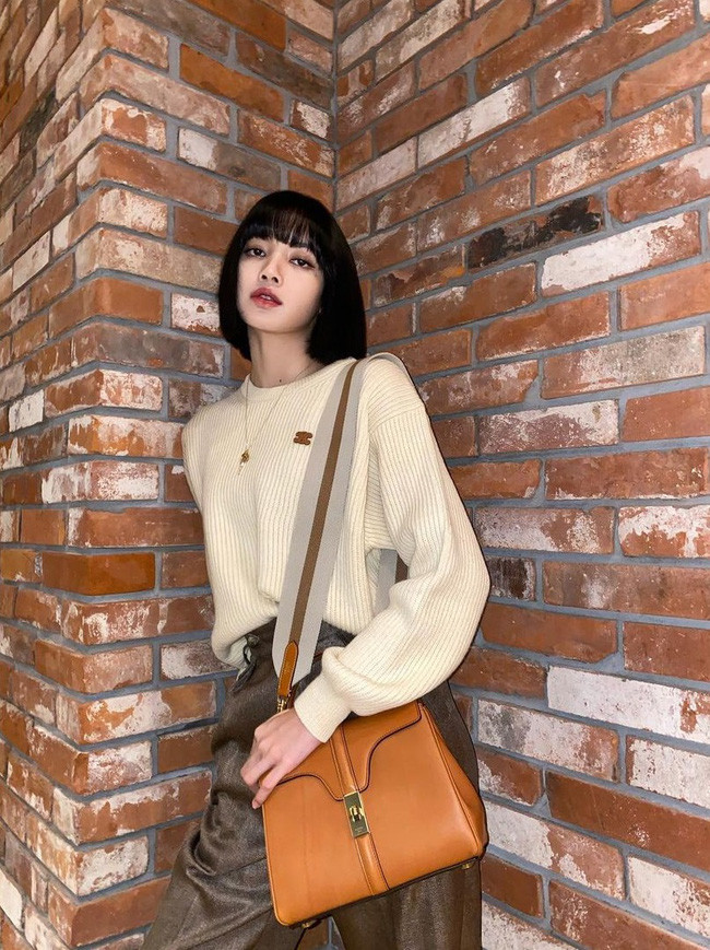 Chỉ đơn giản là mix áo len trắng với quần âu nhưng set đồ của Lisa vẫn toát lên sự sành điệu, đầy phá cách. Empty