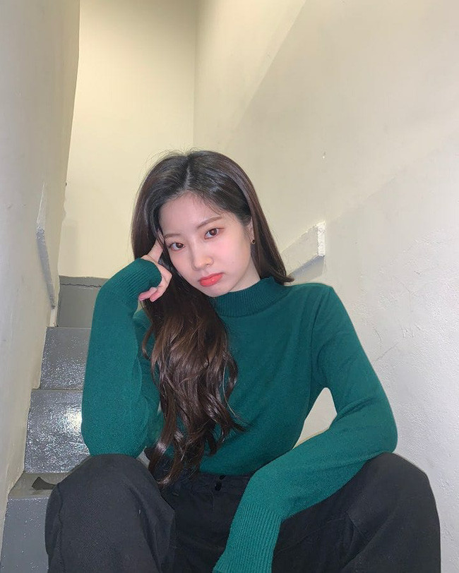 Combo áo len xanh lá đậm + quần ống rộng của Dahyun (TWICE) thanh lịch mà vẫn đảm bảo sự sang chảnh. Đừng quên sơ vin để vừa hack dáng vừa giúp "ăn gian" chiều cao hữu hiệu. Empty