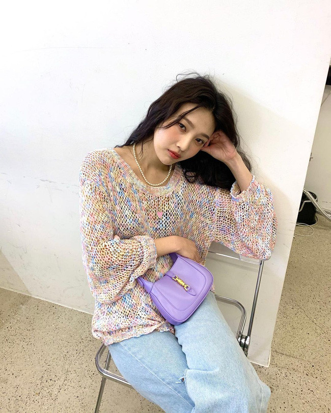 Áo len lưới, hiệu ứng màu loang lổ chỉ cần chọn nội y đủ tinh tế, sau đó mix với quần jeans ống rộng như Joy là cực kỳ sành điệu, trẻ trung. Empty