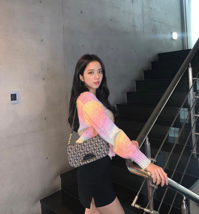 Mix áo cardigan mix cùng chân váy ngắn là lựa chọn hoàn hảo, nữ tính mà vẫn rất gợi cảm. Chưa hết, bộ đôi áo len + chân váy ngắn còn làm rất tốt nhiệm vụ hack chiều cao. Empty