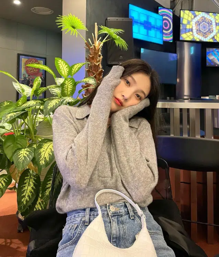 Khi mix với quần jeans thì bạn sẽ hoàn thiện được outfit trẻ trung, phóng khoáng mà vẫn trang nhã như Joy vậy. Empty