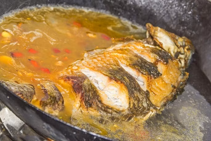 Không nên cho nhiều muối hoặc nước sốt khi rán cá