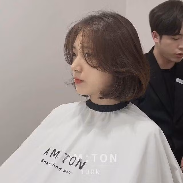 Mặt vuông nếu cắt tóc ngắn thì sẽ che được đến 50% khuyết điểm rồi, vậy nhưng để vẻ ngoài thêm phần xinh đẹp, ngọt ngào và trẻ trung thì bạn đừng quên uốn xoăn đuôi tóc hình chữ C nhé