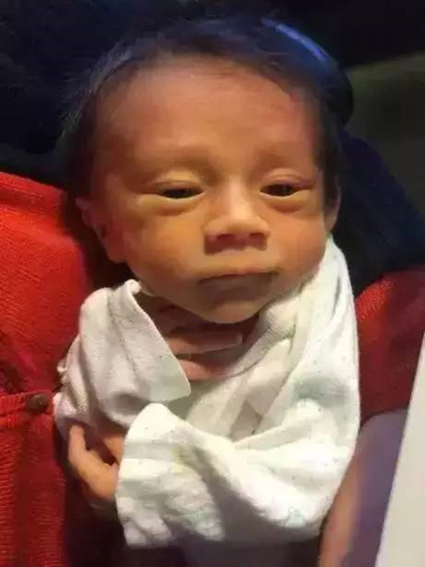 Một bà mẹ ở Trung Quốc chia sẻ hình ảnh con sơ sinh "xấu xí". Đôi khi cô thường nói đùa về con mình rằng "chỉ muốn vứt đi cho xong". Một bà mẹ ở Trung Quốc chia sẻ hình ảnh con sơ sinh