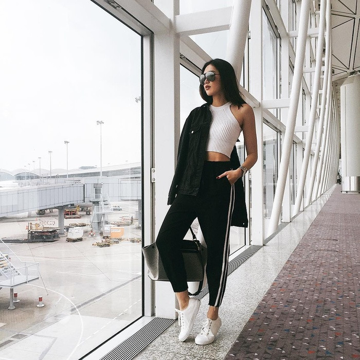 Đây là combo chuẩn chỉnh khi kết hợp tanktop với quần sọc thể thao cùng một đôi sneaker cho một ngày năng động. Empty