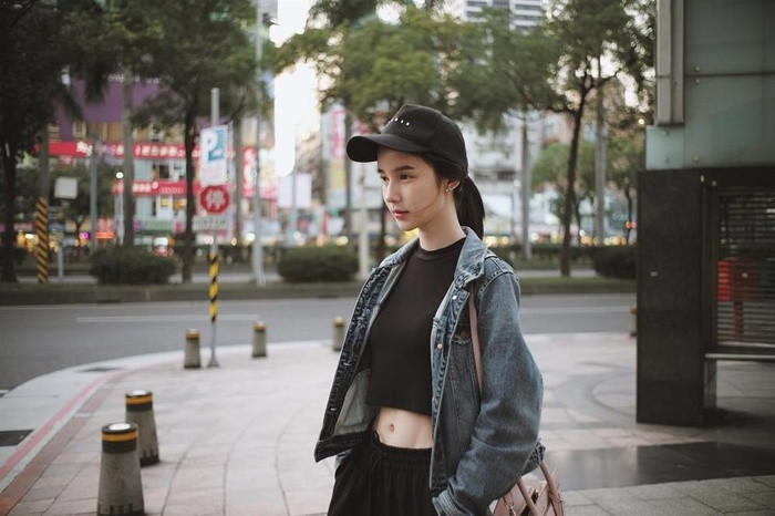 Đôi khi bạn có thể biến hình siêu cool ngầu với tanktop và quần jogger, mix cùng khoác denim và mũ lưỡi trai. Empty