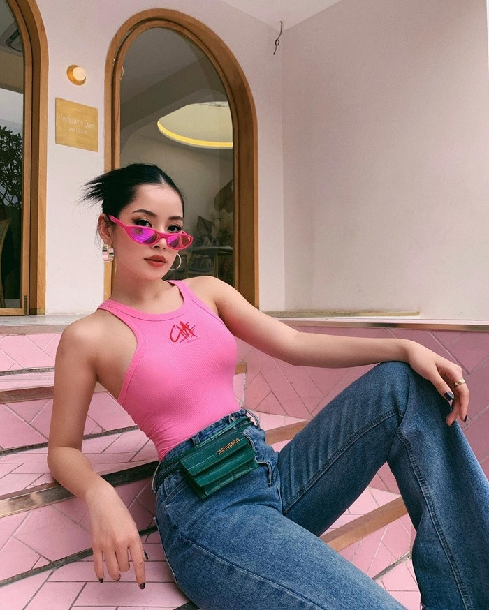 Tanktop mà hồng tưởng sến mà lại sang chảnh khi mặc cùng quần jean cạp cao. Empty