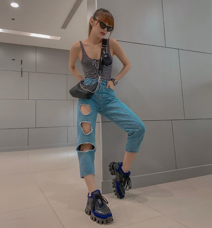 Tanktop kẻ ngang mix cùng quần jean rách, một đôi giày hầm hố đảm bảo vừa cá tính vừa sành điệu. Empty