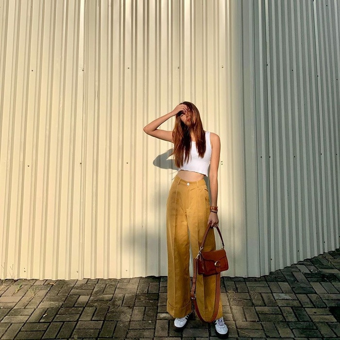 Quần ống xuông là một iteam đa zi năng do vậy khi mix với tanktop cũng sẽ tạo nên một outfit ấn tượng. Empty