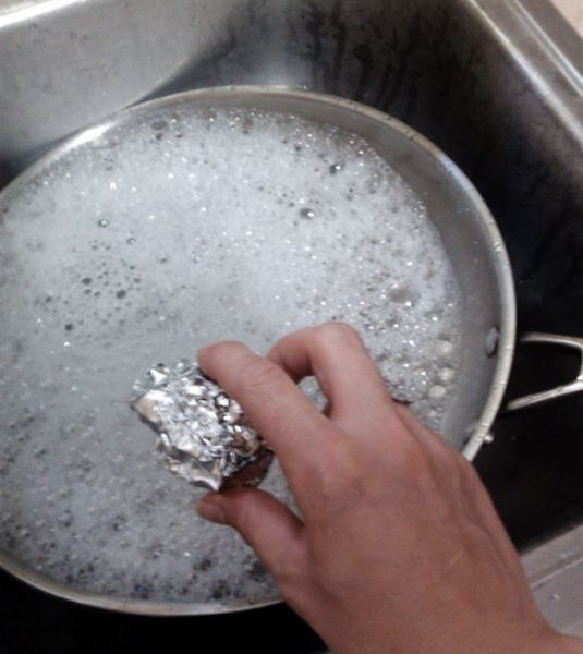 Chà xát để làm sạch xoong nồi bằng inox, gang… bị cháy. Chú ý không dùng cho chảo chống dính. Chà xát để làm sạch xoong nồi bằng inox, gang…bị cháy. Chú ý không dùng cho chảo chống dính.