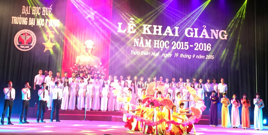 Biểu diễn văn nghệ chào mừng năm học mới của sinh viên Trường ĐH Y Dược Huế