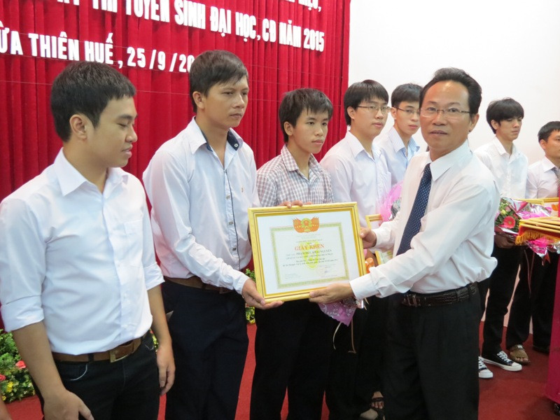 PGS.TS Lê Văn Anh - Phó Giám đốc ĐH Huế - tặng thưởng cho những sinh viên đạt thành tích xuất sắc