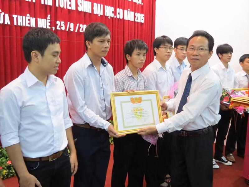 PGS.TS Lê Văn Anh - Phó Giám đốc ĐH Huế - tặng thưởng cho những sinh viên đạt thành tích xuất sắc PGS.TS Lê Văn Anh - Phó Giám đốc ĐH Huế - tặng thưởng cho những sinh viên đạt thành tích xuất sắc