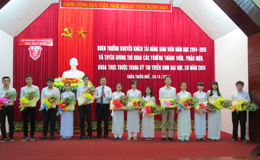 Tặng thưởng cho 13 sinh viên thủ khoa trong kỳ tuyển sinh vào ĐH Huế năm 2015
