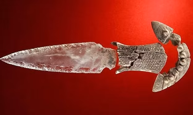 Cộng đồng mạng - Báu vật 5.000 tuổi xuất hiện trong mộ cổ chứa 25 hài cốt (Hình 2).