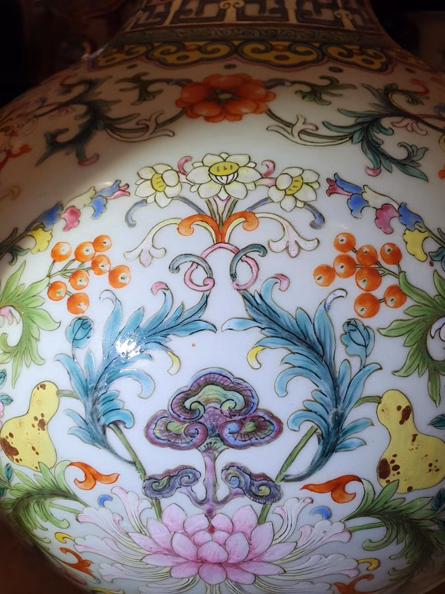 Dân sinh - Chiếc bình vỡ trong nhà cụ bà 100 tuổi được mua với giá 14 tỷ đồng (Hình 2).