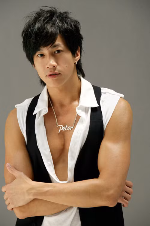 Giọng hát truyền cảm, chiều cao vượt trội giúp anh trở thành thần tượng của giới trẻ.