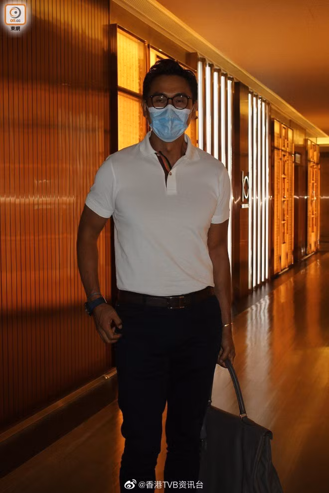 Mã Đức Chung đeo khẩu trang dự tiệc sinh nhật.