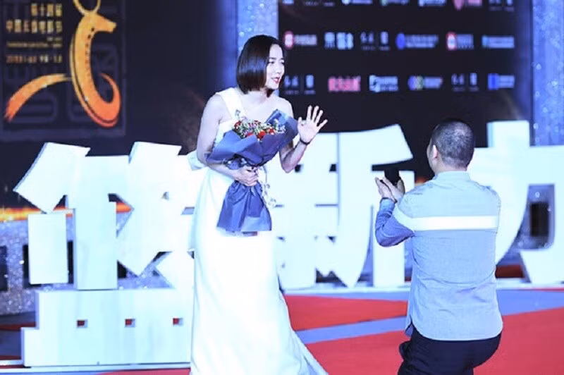 Vương Lạc Đan cũng từng bị người này theo đuổi ở nhiều sự kiện và cầu hôn.