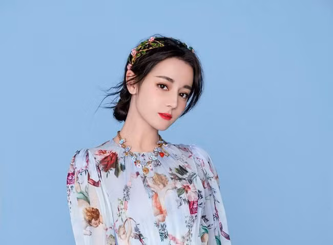 Tạp chí Forbes xếp Địch Lệ Nhiệt Ba vào Top 40 nghệ sĩ nổi tiếng và giàu có của Trung Quốc trong năm 2017.