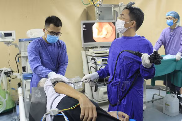 Các bác sĩ dùng kỹ thuật nội soi xử lý dị vật trong thực quản bệnh nhân và phát hiện căn bệnh ung thư thực quản - Ảnh: Bệnh viện cung cấp.