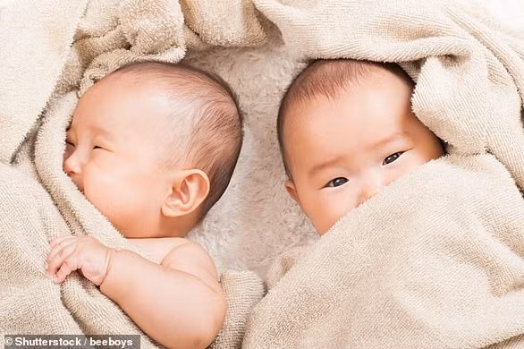 Sốc nặng khi biết không phải là cha ruột của một trong hai đứa con sinh đôi