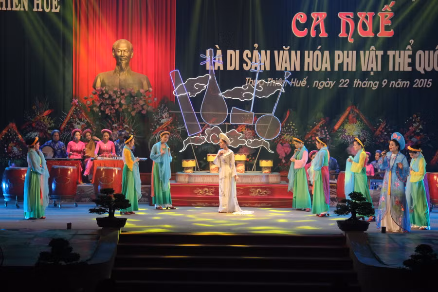 Văn nghệ chào mừng lễ đón nhận ca Huế là di sản văn hóa phi vật thể