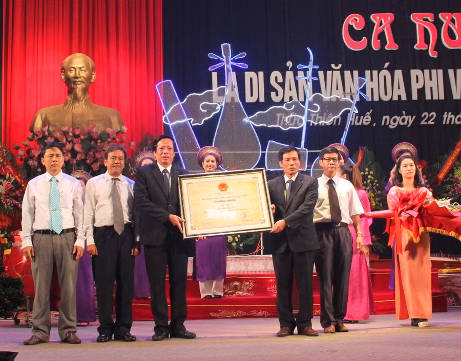 Đại diện lãnh đạo Sở VHTT&DL tỉnh Thừa Thiên- Huế đón nhận bằng công nhận Di sản văn hóa phi vật thể quốc gia đối với ca Huế