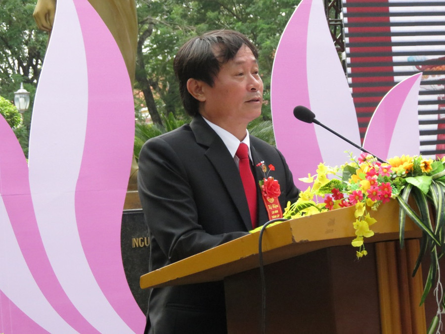 Thầy Bửu Tuấn - Hiệu trưởng Trường THPH chuyên Quốc học - Huế - đọc diễn văn tại lễ kỷ niệm