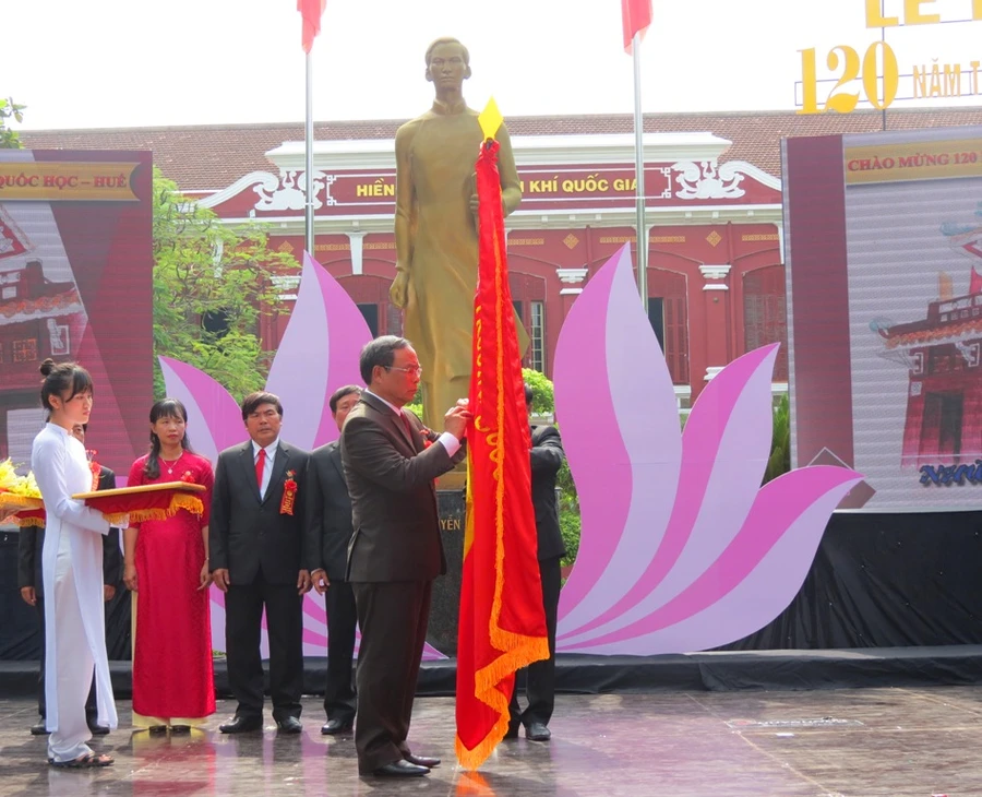 Thừa ủy quyền Chủ tịch nước, ông Nguyễn Văn Cao - Chủ tịch UBND tỉnh Thừa Thiên Huế đã trao tặng Huân chương Độc lập hạng nhất cho tập thể nhà trường