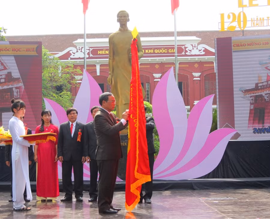 Thừa ủy quyền Chủ tịch nước, ông Nguyễn Văn Cao - Chủ tịch UBND tỉnh Thừa Thiên Huế đã trao tặng Huân chương Độc lập hạng nhất cho tập thể nhà trường