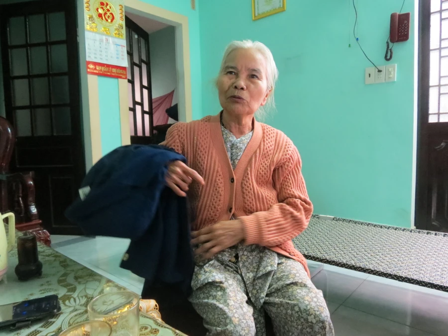 Bà Chiện kể lại với các phóng viên đối tượng móc túi lấy hết tiền 