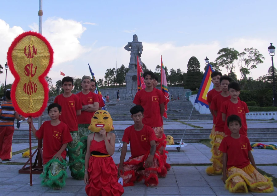 Đội lân Quang Trung Đường ra mắt dưới chân tượng đài Quảng Trung