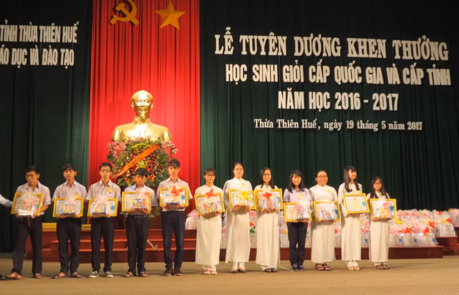 Các học sinh giỏi tỉnh Thừa Thiên Huế tại lễ tuyên dương