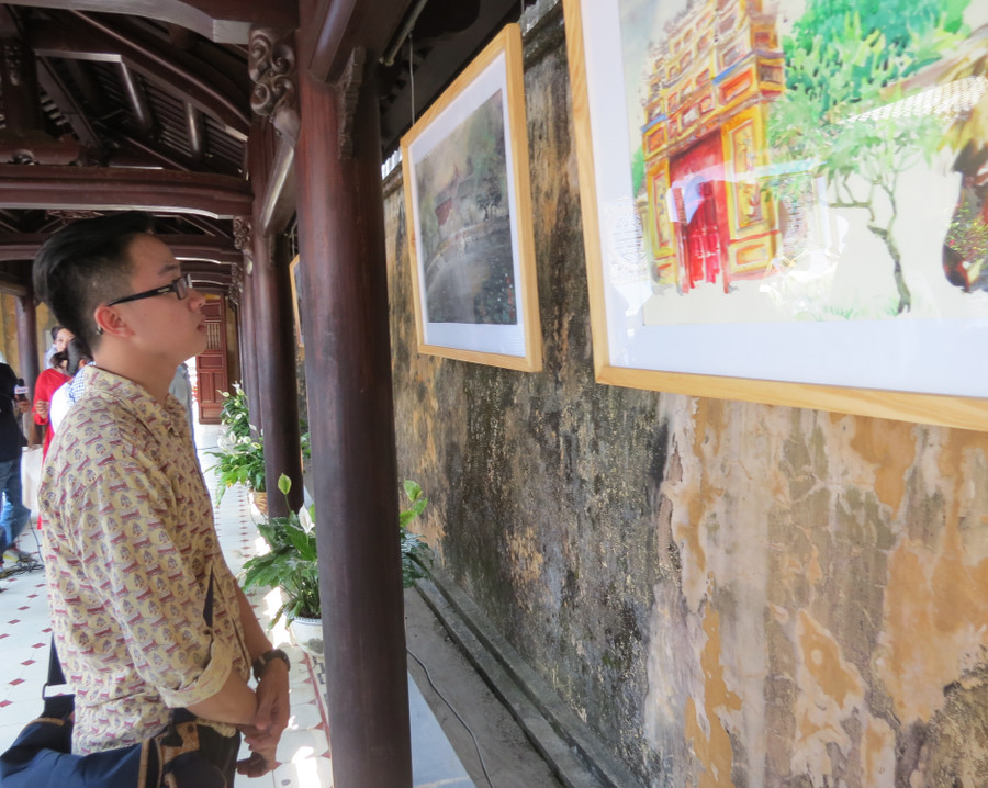 Thưởng lãm tranh màu nước của các họa sĩ trẻ