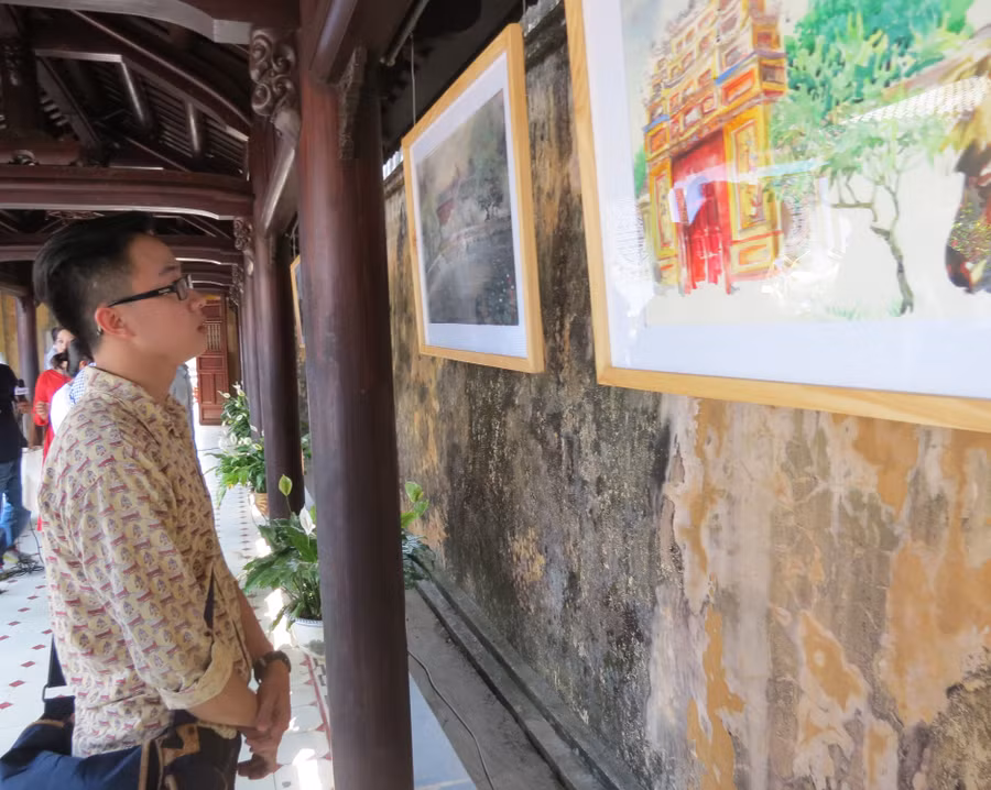 Thưởng lãm tranh màu nước của các họa sĩ trẻ