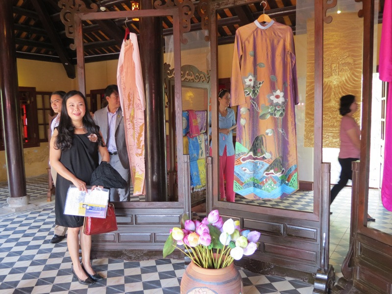 Du khách còn có thể đặt may áo dài Huế tại gian trưng bày