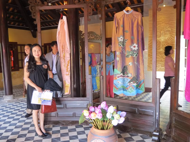 Du khách còn có thể đặt may áo dài Huế tại gian trưng bày