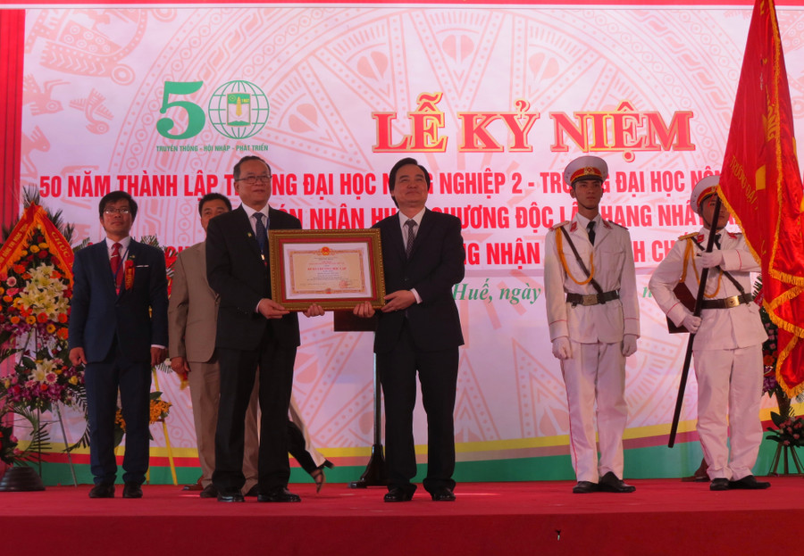 Thừa ủy quyền của Chủ tịch nước, Bộ trưởng Bộ GD&ĐT Phùng Xuân Nhạ trao Huân chương Độc lập hạng Nhất (lần 2) cho Trường ĐH Nông Lâm Huế 